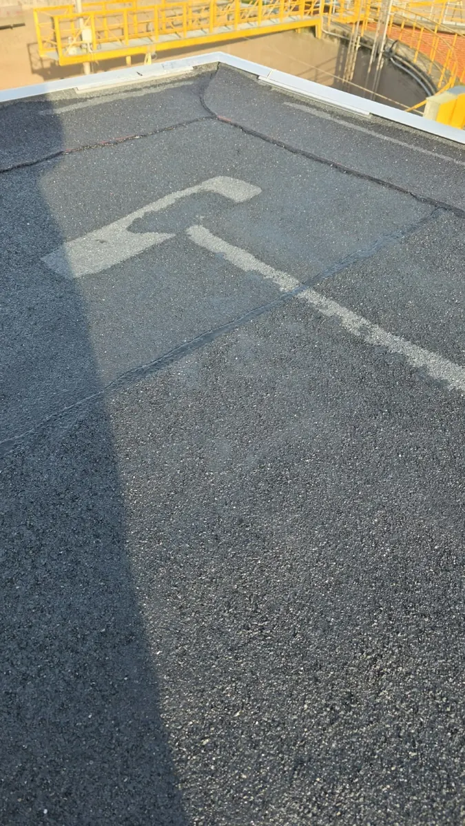 Detailansicht ausgeführter Abdichtungsbahnen an einem Flachdach